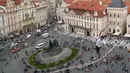 Atlet menyeimbangkan tubuhnya saat berjalan di atas tali yang membentang di Old Town Square, Praha, Republik Ceko, (25/9). Pertunjukan tersebut merupakan bagian kampanye dukungan orang-orang yang hidup dengan diabetes. (AP Photo/Petr David Josek)