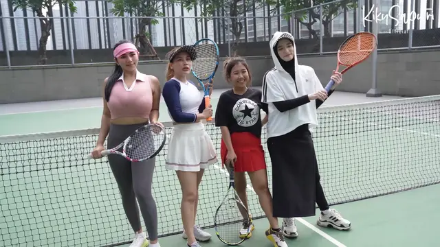 [Fimela] Inara Rusli main tenis