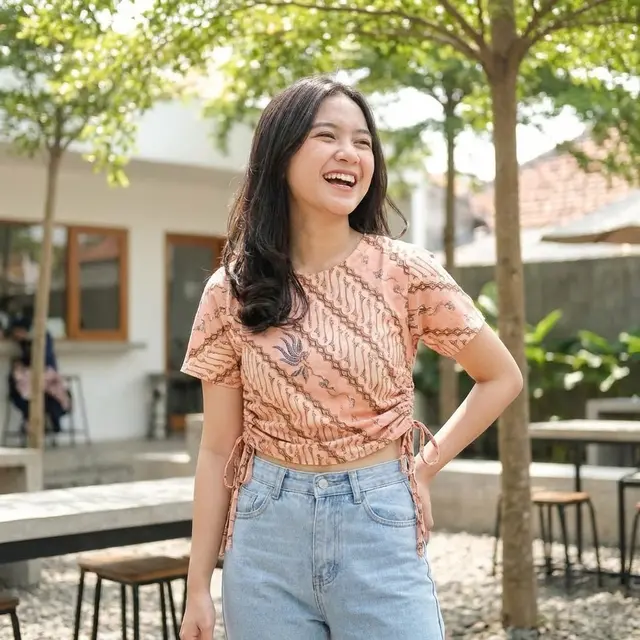 Ilustrasi Model Atasan Batik Crop