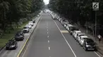 Ratusan mobil sopir taksi online terparkir di Jalan Medan Merdeka Barat, Jakarta, Rabu (14/2). Mereka menolak Permenhub Nomor 108 Tentang Penyelenggaraan Angkutan Orang Dengan Kendaraan Bermotor Umum Tidak Dalam Trayek. (Liputan6.com/Arya Manggala)