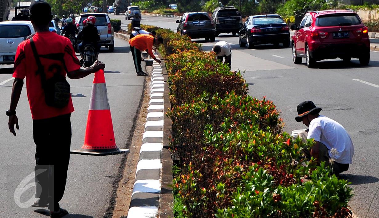 Beberapa pekerja sibuk mengecat separator jalan di kawasan HR Rasuna Said, Jakarta, Kamis (30/7/2015). Menyambut Hari Kemerdekaan, Pemprov DKI Jakarta akan mempercantik wajah Ibukota. (Liputan6.com/Yoppy Renato)