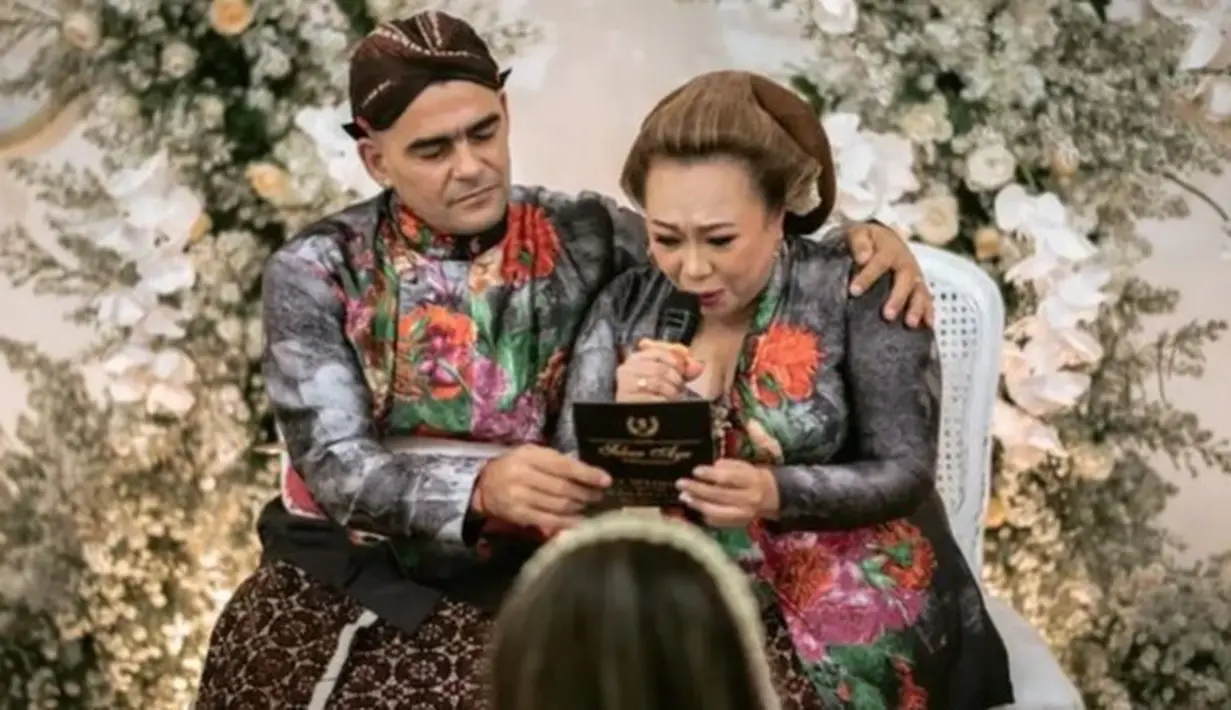 Sebelum resmi menikah, Amanda Gonzales dan Christian Rontini terlebih dahulu melalui berbagai prosesi adat Jawa. [Foto: Instagram/djanjisoetji.photography]