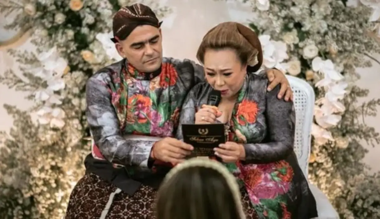 Sebelum resmi menikah, Amanda Gonzales dan Christian Rontini terlebih dahulu melalui berbagai prosesi adat Jawa. [Foto: Instagram/djanjisoetji.photography]