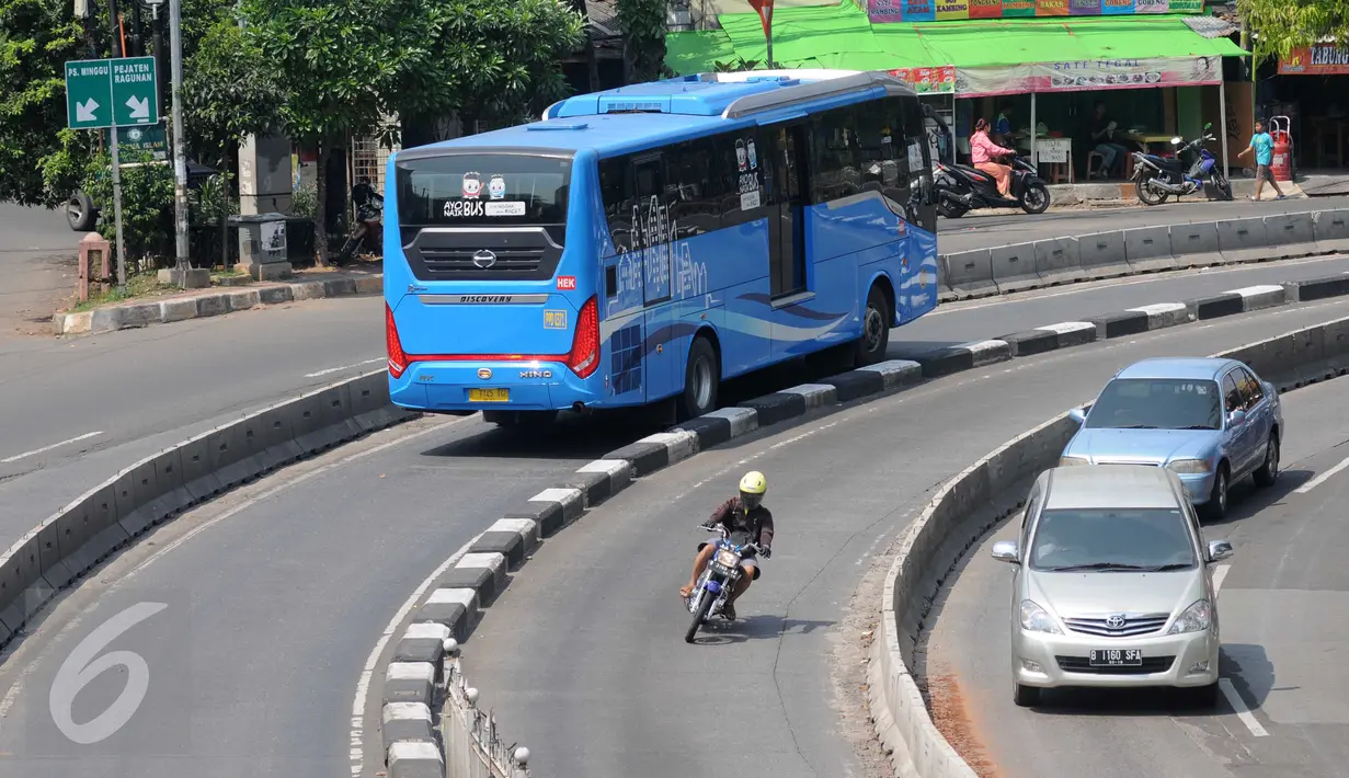 Bus Transjakarta melintas di kawasan Warung Jati, Jakarta, Minggu (12/6) Pemprov DKI Jakarta akan melakukan sterilisasi jalur Transjakarta mulai Senin nanti (13/6) dan hanya membolehkan 3 jenis kendaraan. (Liputan6.com/Helmi Afandi) 