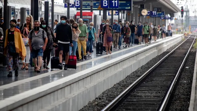 Penumpang Transportasi Umum di Jerman Ramai-Ramai Pakai Masker