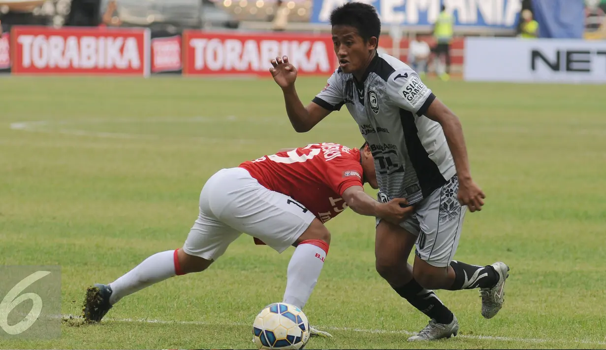 Penyerang Sriwijaya FC, Bayu Gatra berusaha melewati pemain Bali United saat laga perebutan tempat ketiga Piala Bhayangkara 2016 di Stadion GBK Jakarta, Minggu (3/4/2016). Sriwijaya unggul 2-0. (Liputan6.com/Helmi Fithriansyah)