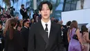BamBam mengenakan jaket tuksedo double-breasted hitam, dan celana dengan cutting lebar. Kemeja katun poplin putih, dasi sutra hitam, dan sepatu bot Chelsea LV City kulit hitam. BamBam juga mengenakan bros Fortune bertatahkan satu berlian LV Monogram Star cut 1,05 karat dari koleksi Louis Vuitton High Jewelry Louis Vuitton Mythica.
