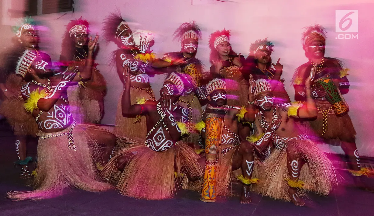 Masyarakat Papua berpose sebelum pentas Papua Adalah Kita di halaman Taman Museum Fatahillah, Kota Tua Jakarta Barat, Jumat (6/9/2019). Pentas yang mengusung Papua Adalah Kita Bersatu Merajut Indonesia bertujuan menyerukan perdamaian atas kericuhan yang terjadi di Papua. (Liputan6.com/Johan Tallo)