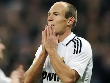 Real Madrid&#039;s Dutch midfielder Arjen Robben reacts during their Liga match against Atletico de Madrid at Santiago Bernabeu stadium in Madrid on March 7, 2009. AFP PHOTO/PIERRE-PHILIPPE MARCOU