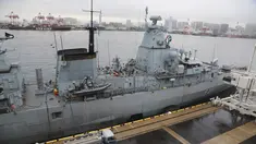 Kapal Fregat angkatan laut Jerman Bayern berlabuh di Terminal Kapal Pesiar Internasional di Tokyo (9/11/2021). Kapal Fregat mengunjungi Tokyo setelah dua hari latihan bersama dengan kapal perusak Pasukan Bela Diri Maritim Jepang Samidare di Samudra Pasifik di tengah laut. (AP Photo/Koji Sasahara)