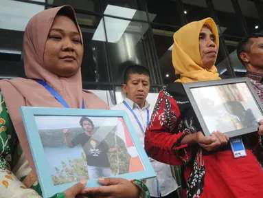 Orang tua Randi dan Yusuf, dua mahasiswa Universitas Halu Oleo yang tewas tertembak saat aksi demo menolak RKUHP dan revisi UU KPK pada September lalu di Kendari, Sulawesi Tenggara, mendatangi Gedung KPK, Jakarta, Kamis (12/12/2019). (merdeka.com/Dwi Narwoko)