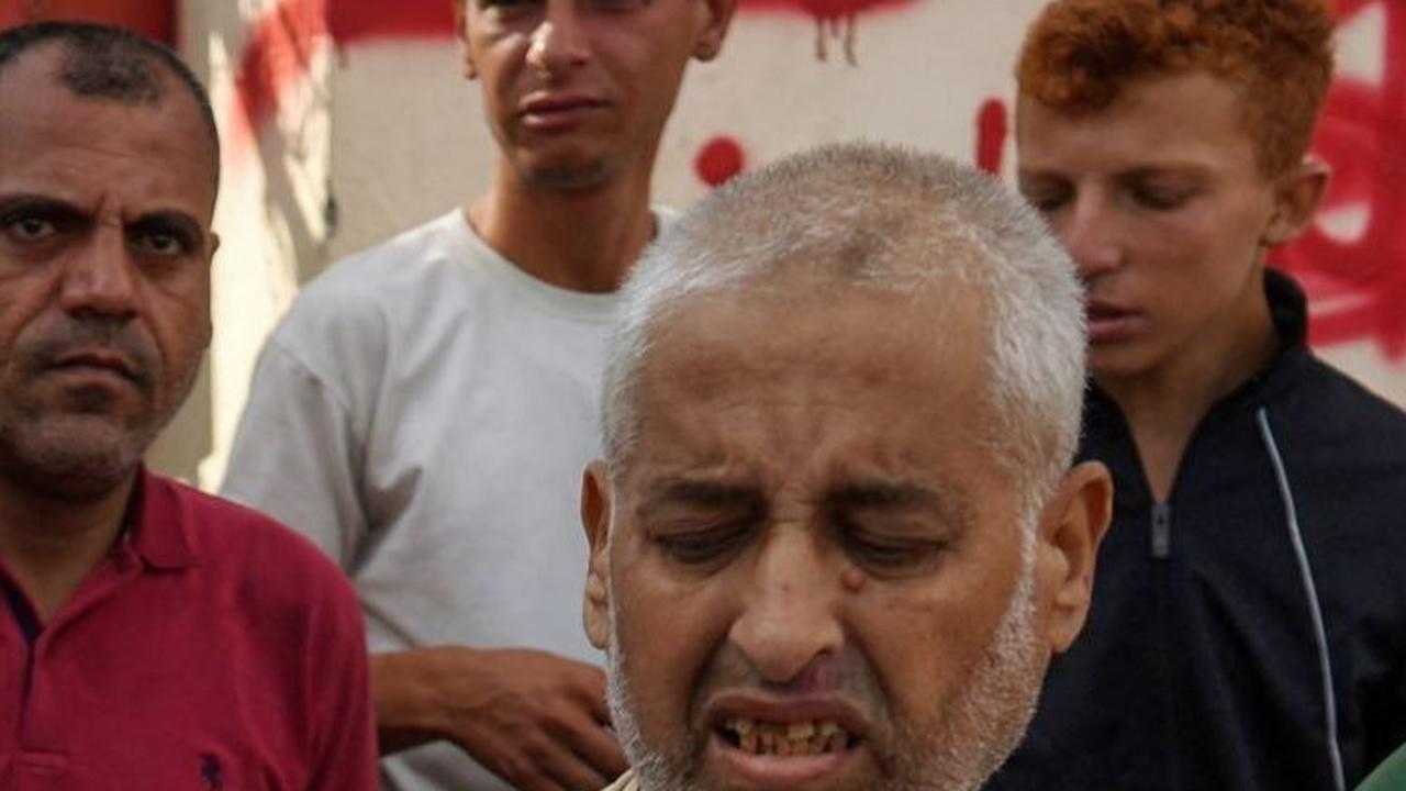 Penampilannya pun terlihat lusuh. Mereka hanya menggunakan kaos oblong saat dibebaskan. Foto: Bashar TALEB / AFP<br>