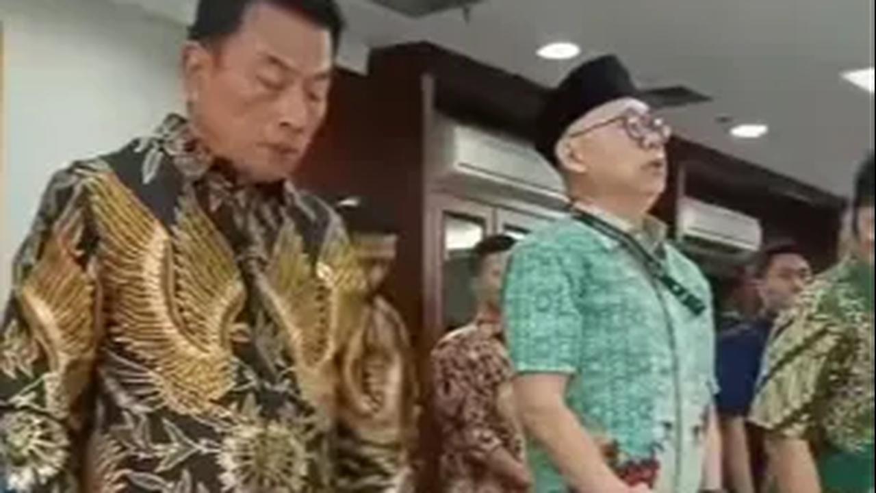 Moeldoko yang kala itu dalam balutan kemeja batik berwarna cokelat nampak menunaikan salat berjamaah di bagian depan.&nbsp;
