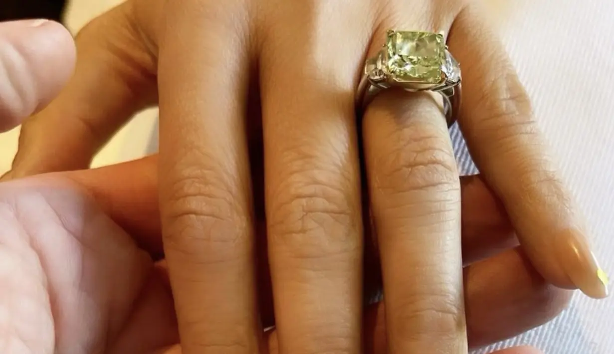 Pada April 2022, Ben Affleck melamar Jennifer Lopez dengan 8,5 karat berlian hijau dengan bentuk potongan trapezoid yang ditaksir dengan harga 5 hingga 7 juta dollar. [Foto: Instagram/ Jennifer Lopez]