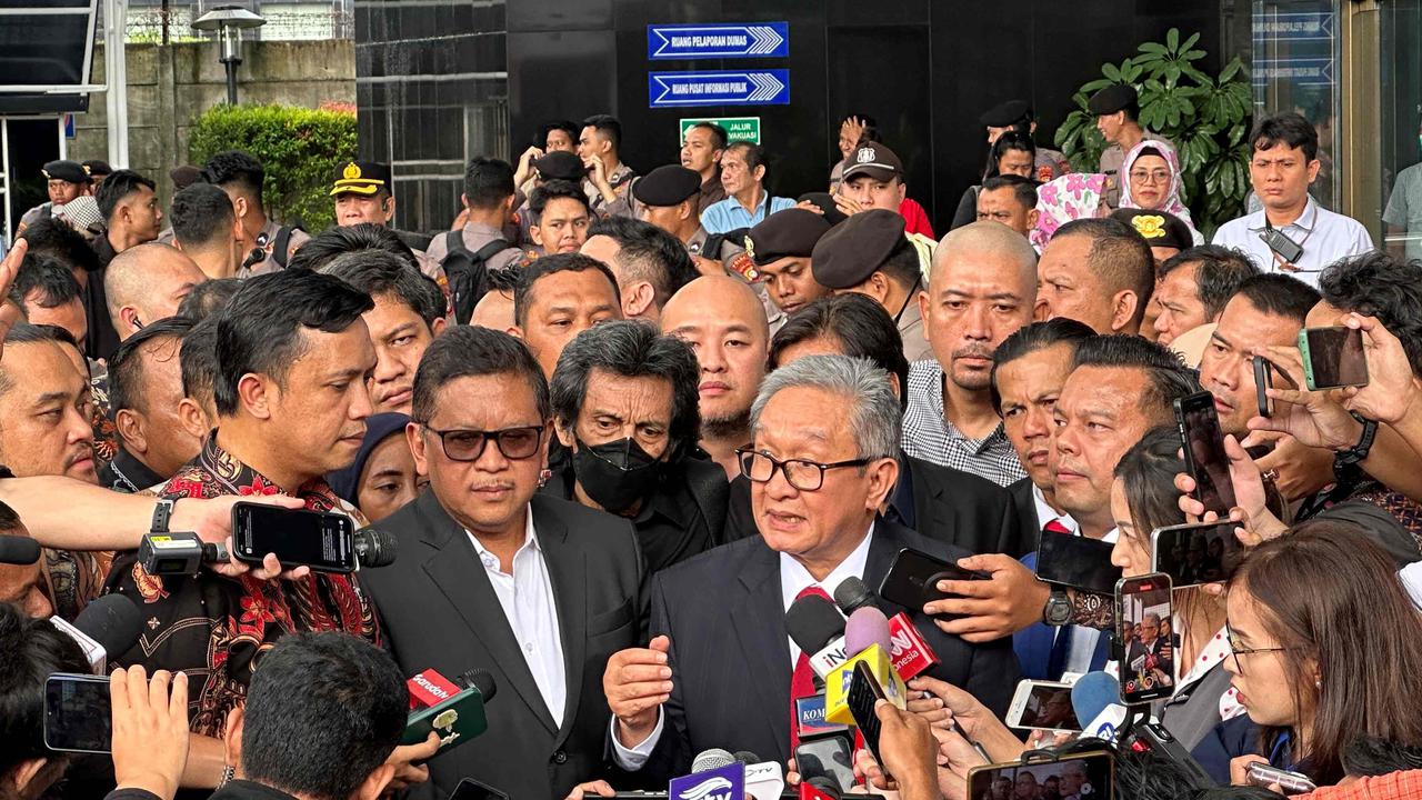 VIDEO: Sosok Misterius Bermasker Peluk Tepuk Pundak Sekjen PDIP Hasto Usai Pemeriksaan di KPK