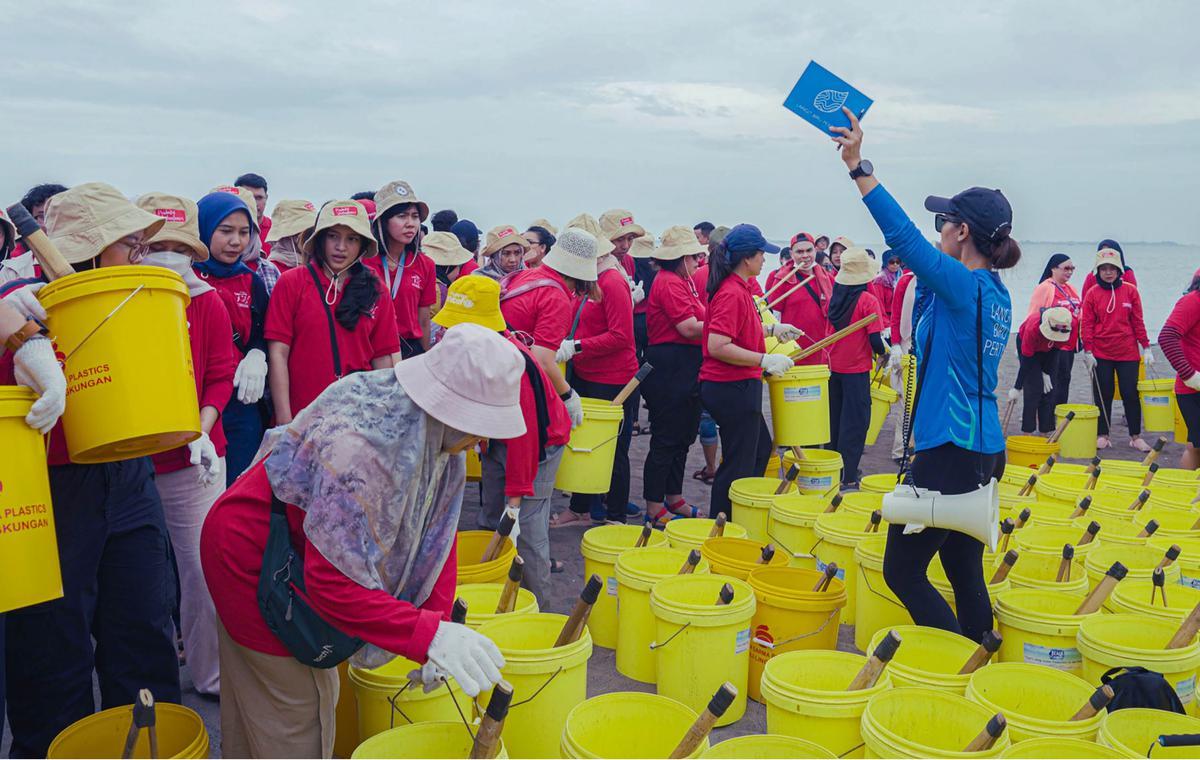 Aksi bersih-bersih Pantai Tanjung Pasir