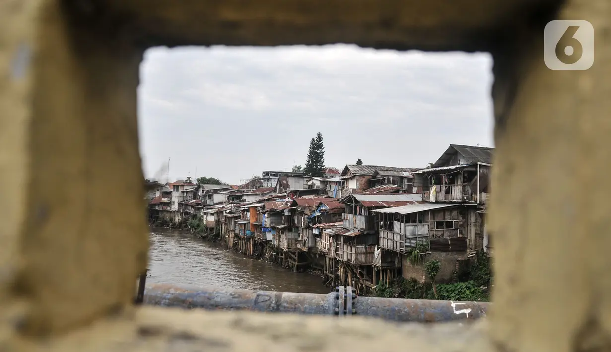 Aktivitas warga di bantaran Kali Ciliwung, Jakarta, Selasa (31/1/2023). Penjabat (Pj) Gubernur DKI Jakarta Heru Budi Hartono menargetkan normalisasi Ciliwung dapat terealisasi sepanjang 4,8 kilometer pada tahun 2023 sebagai upaya pengendalian banjir. Target itu hendak ia capai selama memimpin Kota Jakarta, merampungkan normalisasi di kawasan Jakarta Timur dan Jakarta Selatan. (merdeka.com/Iqbal S Nugroho)