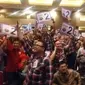 Pendukung Ahok-Djarot bersorak ketika calon petahana Pilkada DKI Jakarta itu mendapat nomor urut 2. (Liputan6.com/Delvira Chaerani Hutabarat)