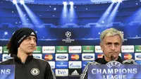 David Luiz saat masih di Chelsea sedang konfrensi pers dengan Mourinho (GERARD JULIEN / AFP)