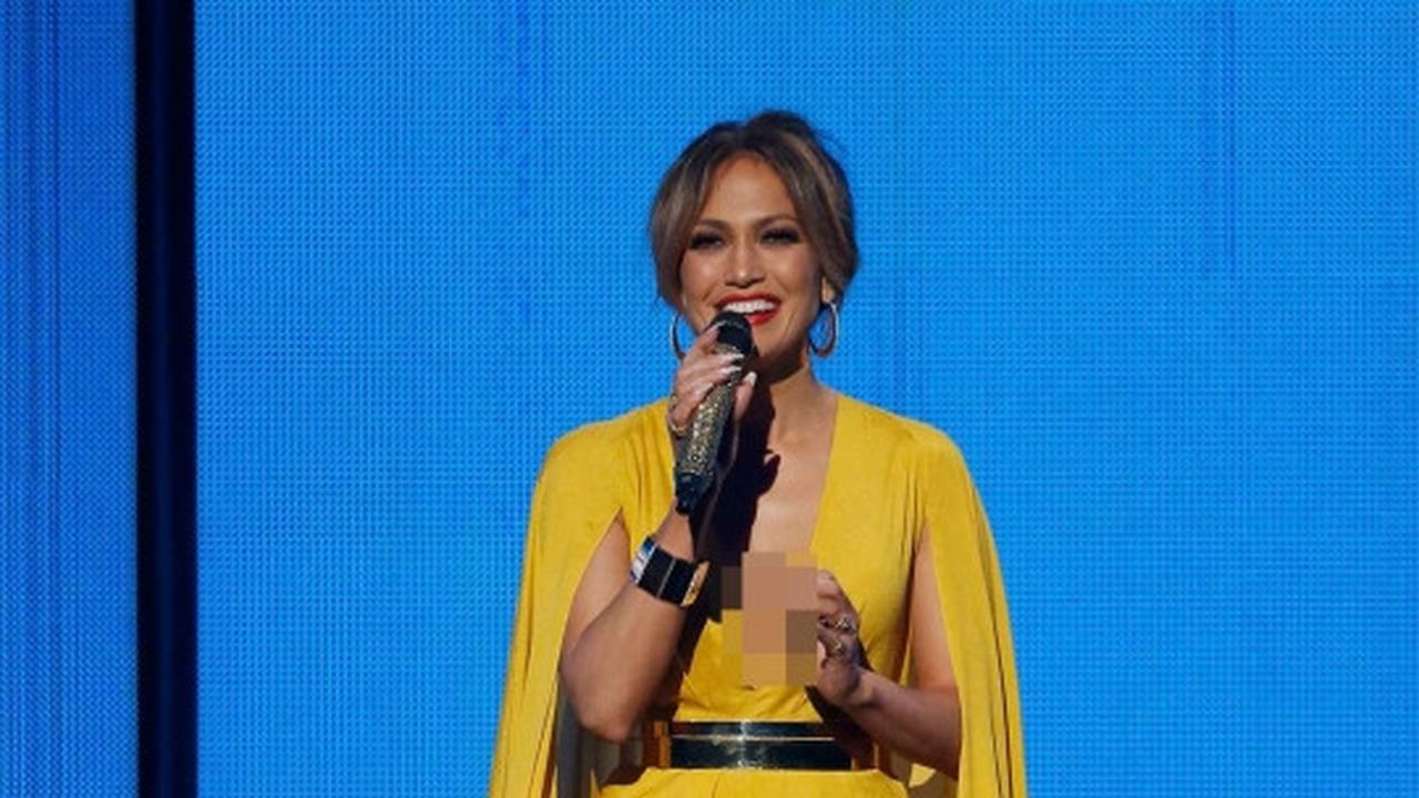 Panasnya penampilan tembus pandang J-Lo saat menjadi host