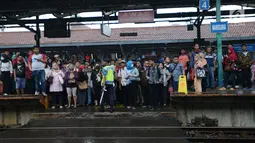Penumpang menunggu rangkaian kereta Commuter Line di Stasiun Manggarai, Jakarta, Selasa (22/1). PT. Kereta Commuter Indonesia (KCI) menutup jalur 10 Stasiun Manggarai tujuan Depok dan Bogor sejak 23 Januari sampai 8 Maret 2019. (Merdeka.com/Imam Buhori)