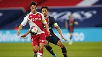 Penyerang AS Monaco, Wissam Ben Yedder dan bek Paris Saint-Germain (PSG), Marquinhos berebut bola pada laga pekan ke-26 Liga Prancis di Parc des Princes, Senin (22/2/2021) dini hari WIB. PSG menelan kekalahan di kandangnya sendiri dengan skor 0-2 atas Monaco. (AP Photo/Francois Mori)