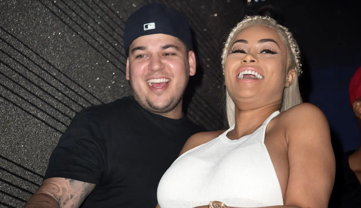 Usai putus dari Rob Kardashian, Chyna sendiri sempat berkencan dengan PlayBoi Carti (21) dan Mechie (24). (ET Online)