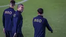 Bek Portugal Pepe (tengah) dan rekan satu timnya menghadiri sesi latihan jelang menghadapi Timnas Nigeria di Lisbon, Rabu (16/11/2022). Cristiano Ronaldo diketahui absen dari sesi latihan bersama skuad Portugal  menjelang Piala Dunia 2022. (CARLOS COSTA / AFP)
