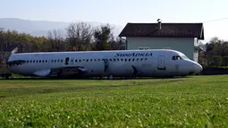Dua wanita membersihkan badan pesawat Fokker-100 di halaman rumah warga setempat di Strmec Stubicki, Kroasia, 26 Oktober 2019. Pesawat yang membujur di kebun Robert Sedlar (50) itu merupakan buatan 1991 dan beroperasi melayani penerbangan komersial di Kroasia sampai 2014. (Denis LOVROVIC / AFP)