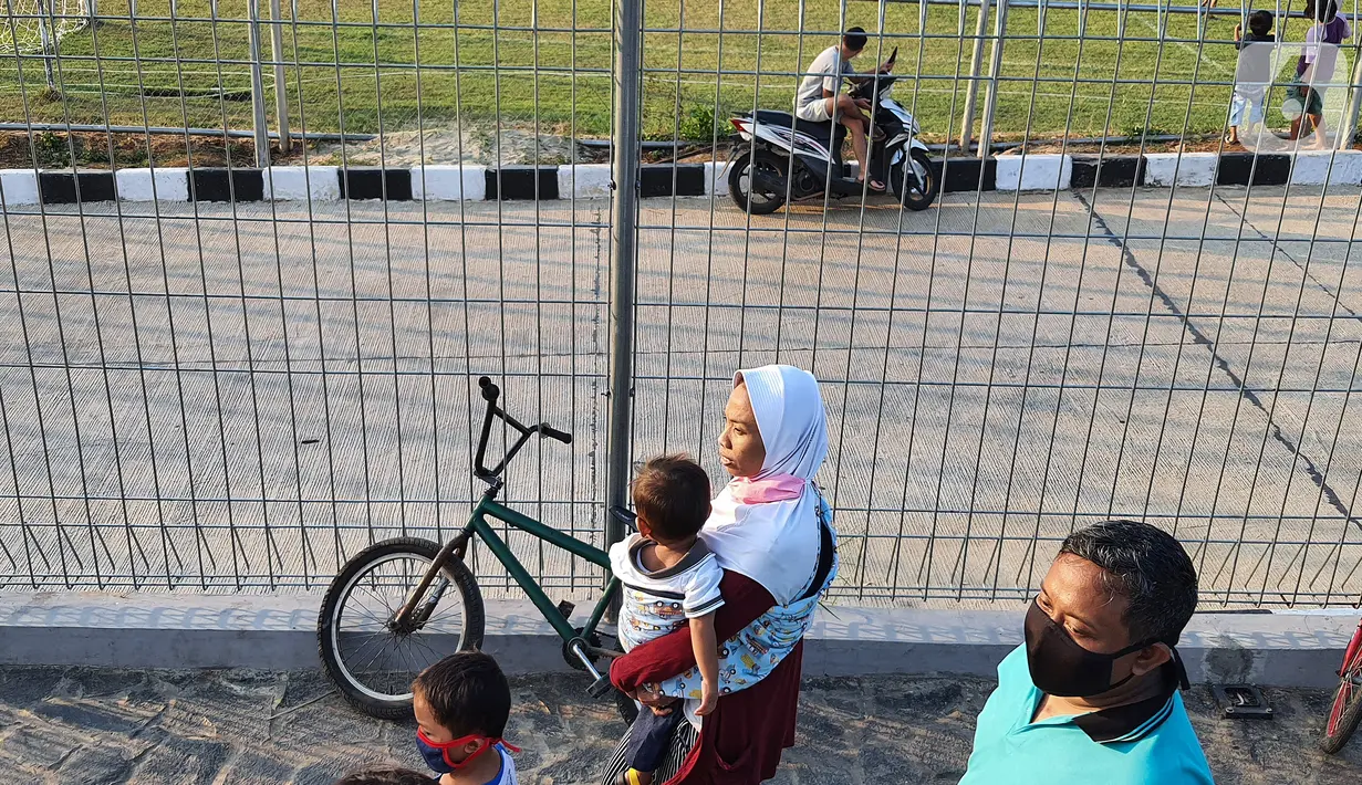Warga berjalan di area bermain dan sarana olahraga Community Center, Pamulang Barat, Tangerang Selatan, Senin (27/7/2020). Tangerang Raya kembali memperpanjang PSBB hingga 8 Agustus meski sudah masuk dalam zona kuning. (Liputan6.com/Fery Pradolo)