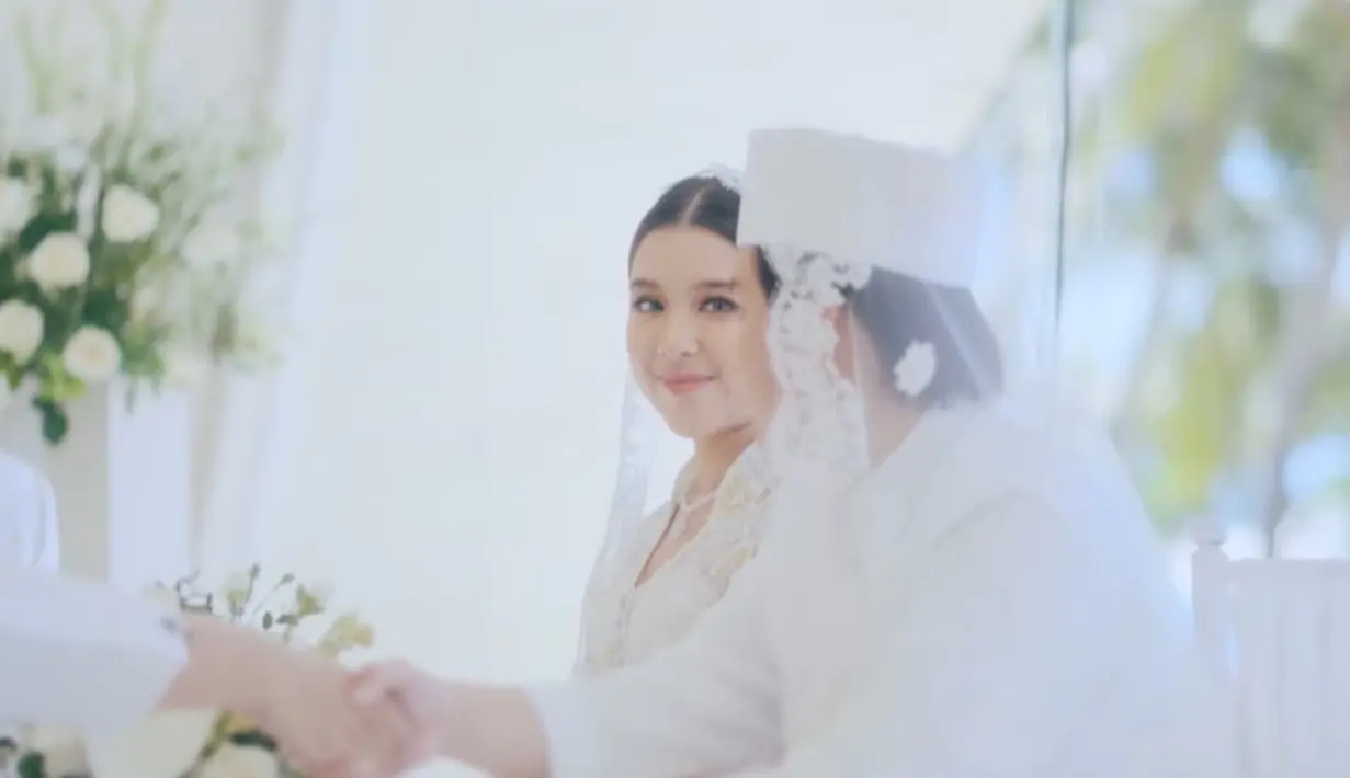 Saat sesi akad nikah, Tiara Andini mengenakan kebaya putih dan kerudung renda. Lengkap dengan aksesori berlian yang bikin tambah cantik [@tiaraandini]