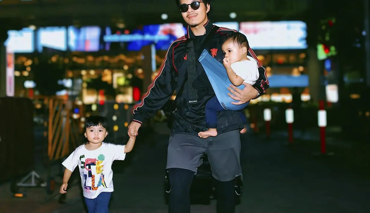 Pilihan busana mereka saat liburan bisa menjadi inspirasi untuk tampilan kompak bersama keluarga. [@attahalilintar].