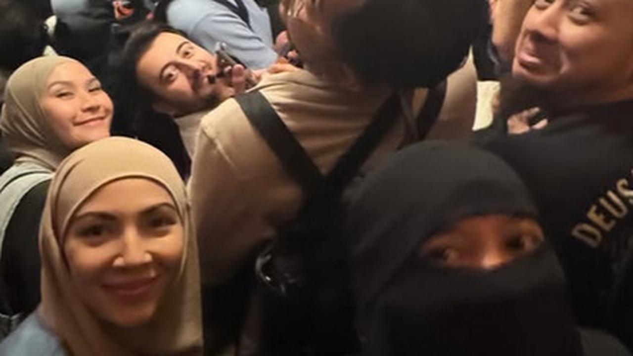 Potret Zaskia Adya Mecca Bareng Sederet Artis Indonesia Lakukan Aksi Solidaritas Jalan Kaki 50 KM Demi Gaza