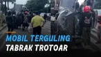 Sebuah mobil menabrak trotoar dan terguling di jalan. Kejadian itu terjadi di Pulomas, Jakarta Timur.