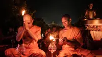 Sebagai puncak peringatan Hari Raya Waisak 2569 BE/2025, umat Buddha bersama sejumlah wisatawan melepas ribuan lampion di depan Candi Borobudur di Magelang, Jawa Tengah, pada 12 Mei 2025. (YASUYOSHI CHIBA/AFP)