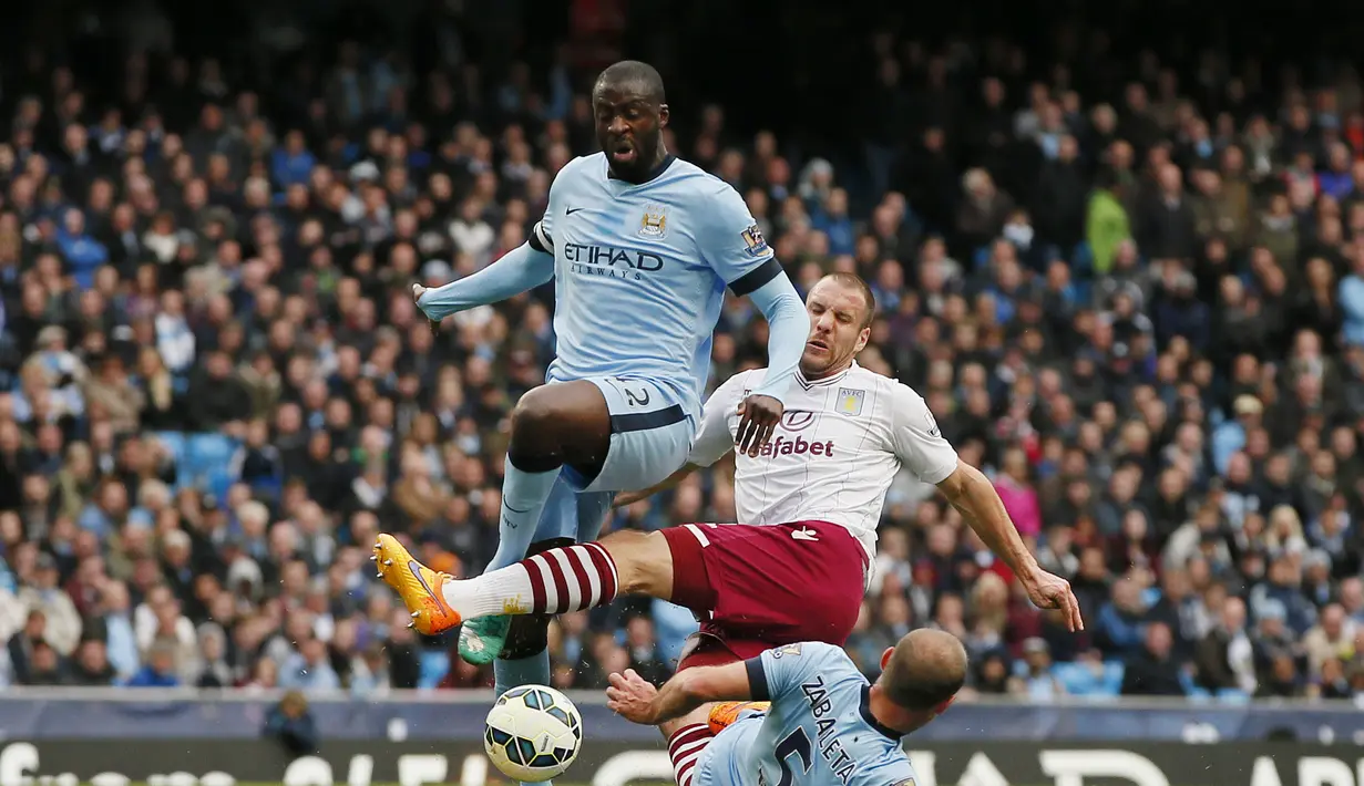 Pablo Zabaleta dan Yaya Toure berusaha merebut bola dari pemain Villa, Ron Vlaar