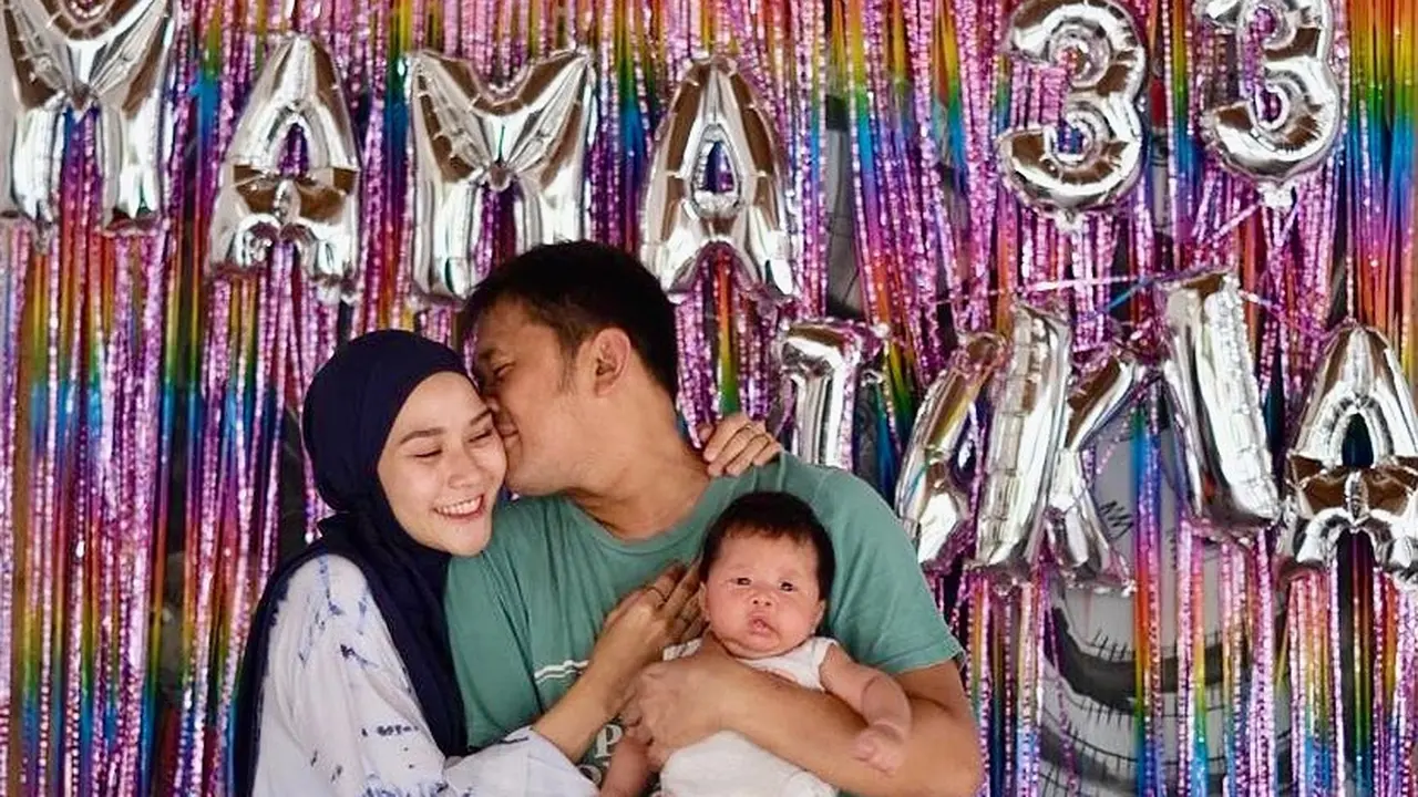 [Fimela] Hanung Bramantyo dan Zaskia Adya Mecca