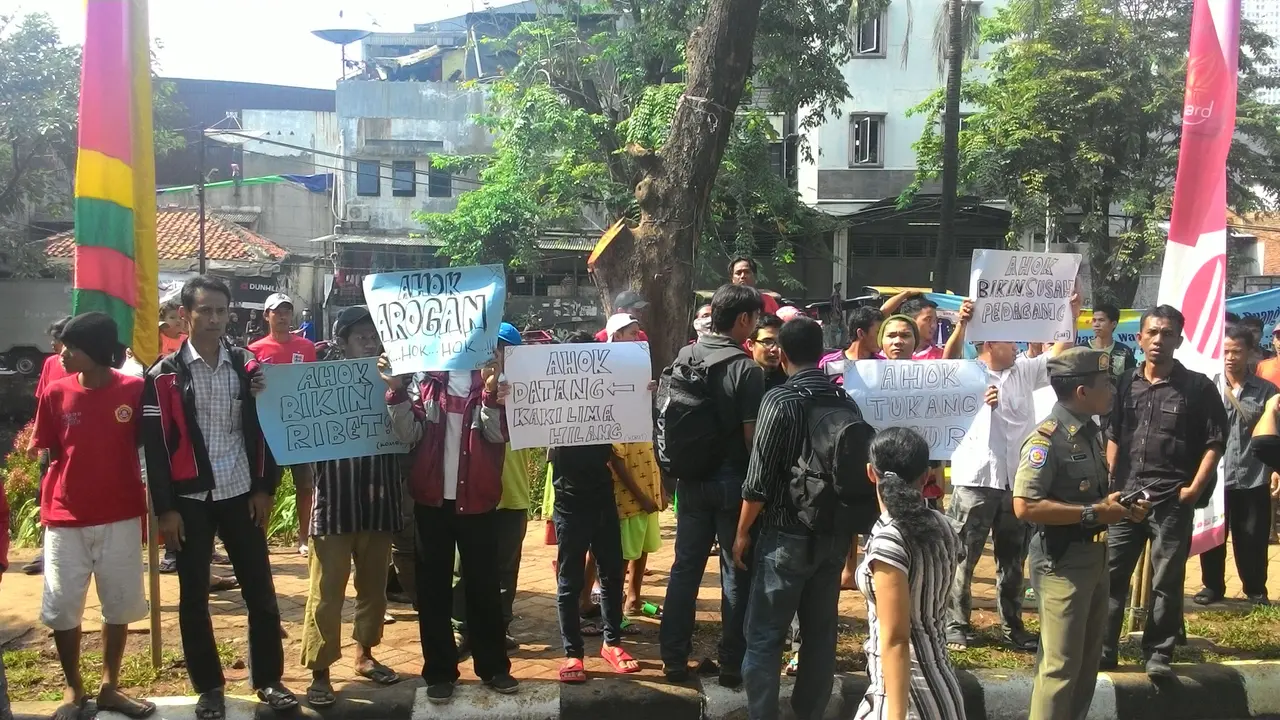 Ahok didemo