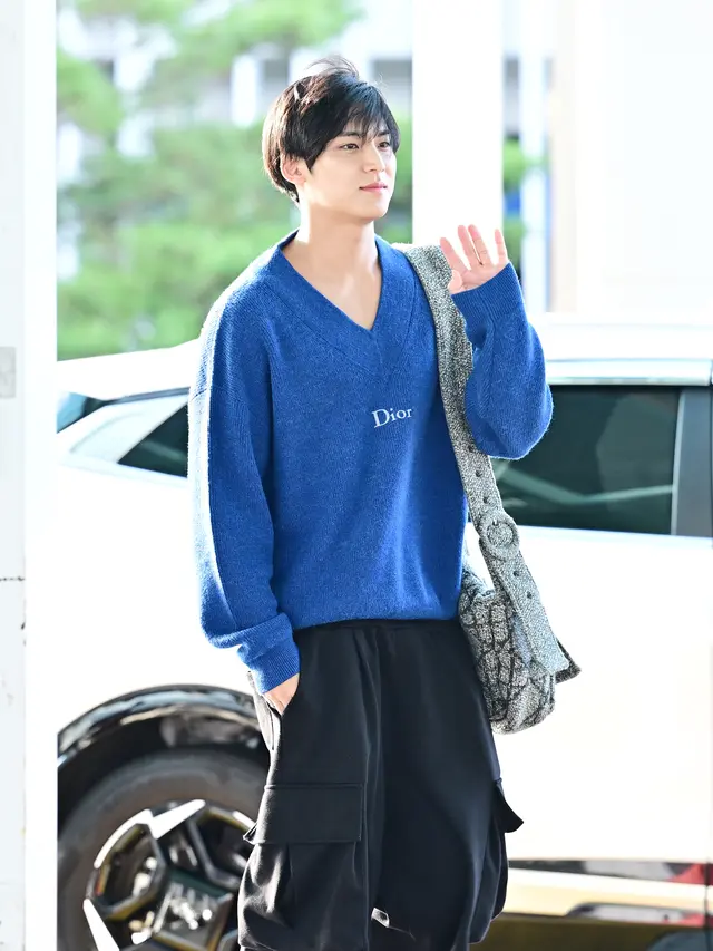 Mingyu SEVENTEEN Bersiap Terbang ke Jakarta dengan Airport Look yang Kasual dan Nyaman
