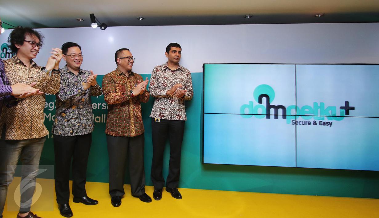 Presdir & CEO Indosat Ooredoo Alexander Rusli (kedua kanan) dan CEO Mataharimall.com Hadi Wenas (kiri) saat peluncuran aplikasi Dompetku+ di Jakarta, Senin (14/3). (Liputan6.com/Angga Yuniar)
