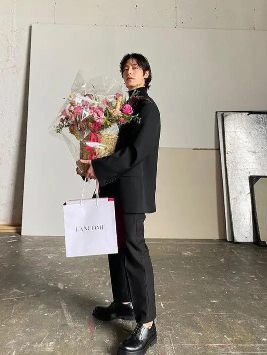 Menjadi model brand Lancome. (dok. @jxxvvxxk/Instagram/https://www.instagram.com/p/CTvzqZYBWpV/?igsh=MXFpNDZrNGtqNG4zcA==)