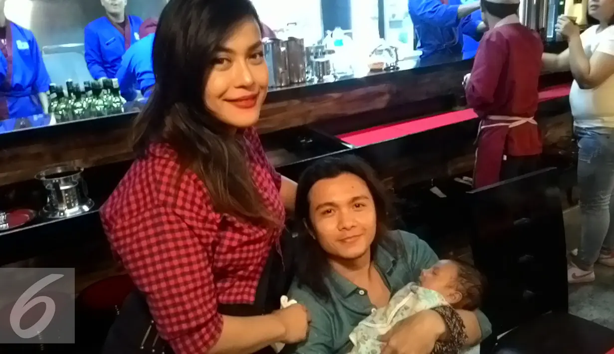 Tiga bulan setelah keduanya dekat, lantas memutuskan untuk pacaran. Dua tahun kemudian, memutuskan untuk menikah. Namun, restu dari orangtua Novita sempat menganjalnya. (dok. Liputan6)