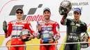 Juara MotoGP Malaysia, pembalap Ducati Team Andrea Dovizioso bersama juara kedua, pebalap Ducati Jorge Lorenzo dan pembalap Yamaha Tech 3, Johann Zarco melakukan selebrasi di atas podium sirkuit Sepang, Minggu (29/10). (AP/Vincent Thian)