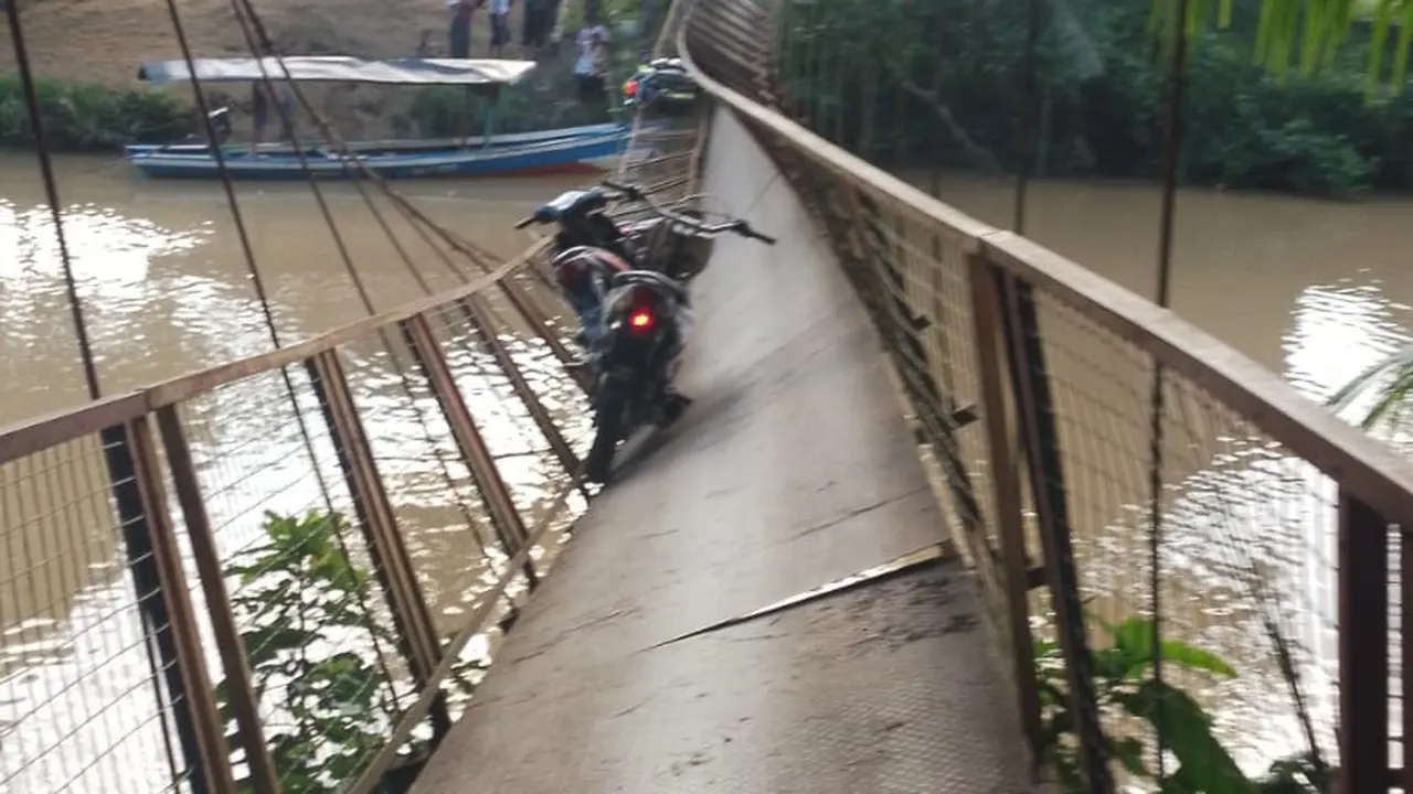 Warga Kedusunan Cilampahan, Desa Sumberjaya, Tegalbuleud, Kabupaten Sukabumi terperosok ke aliran sungai Cibugel saat jembatan gantung yang dilewatinya ambruk.