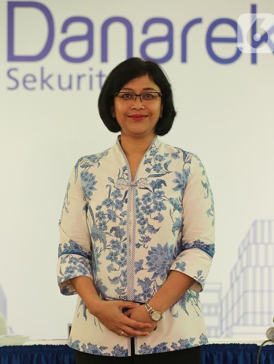 Direktur PT Danareksa Sekuritas Santi Suryandari saat foto seusai perkenalan manajemen baru di Jakarta, Senin (2/3/2020). Danareksa berencana menambah gerai baru di berbagai daerah di ibu kota dengan memanfaatkan jaringan BRI. (Liputan6.com/Fery Pradolo)