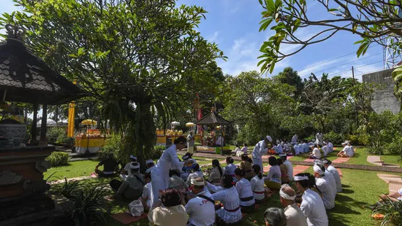 Suasana Khidmat Selimuti Perayaan Galungan di Pura Amertha Sari Cinere