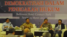 Suasana seminar "Demokratisasi dalam Penegakan Hukum" di Jakarta, Senin (23/3). Seminar tersebut bertujuan agar relasi antar institusi penegakan hukum maupun pelaku penegakan hukum dapat berjalan solid dan saling menguatkan. (Liputan6.com/Herman Zakharia)