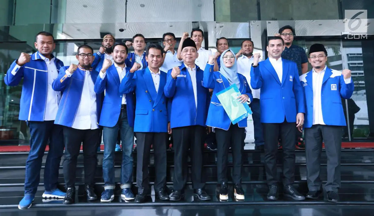 Sejumlah caleg terpilih PAN foto bersama saat mendatangi Gedung KPK, Jakarta, Rabu (29/5/2019). Kedatangan mereka dalam rangka menyerahkan Laporan Harta Kekayaan Pejabat Negara (LHKPN). (Liputan6.com/HO/Soni)