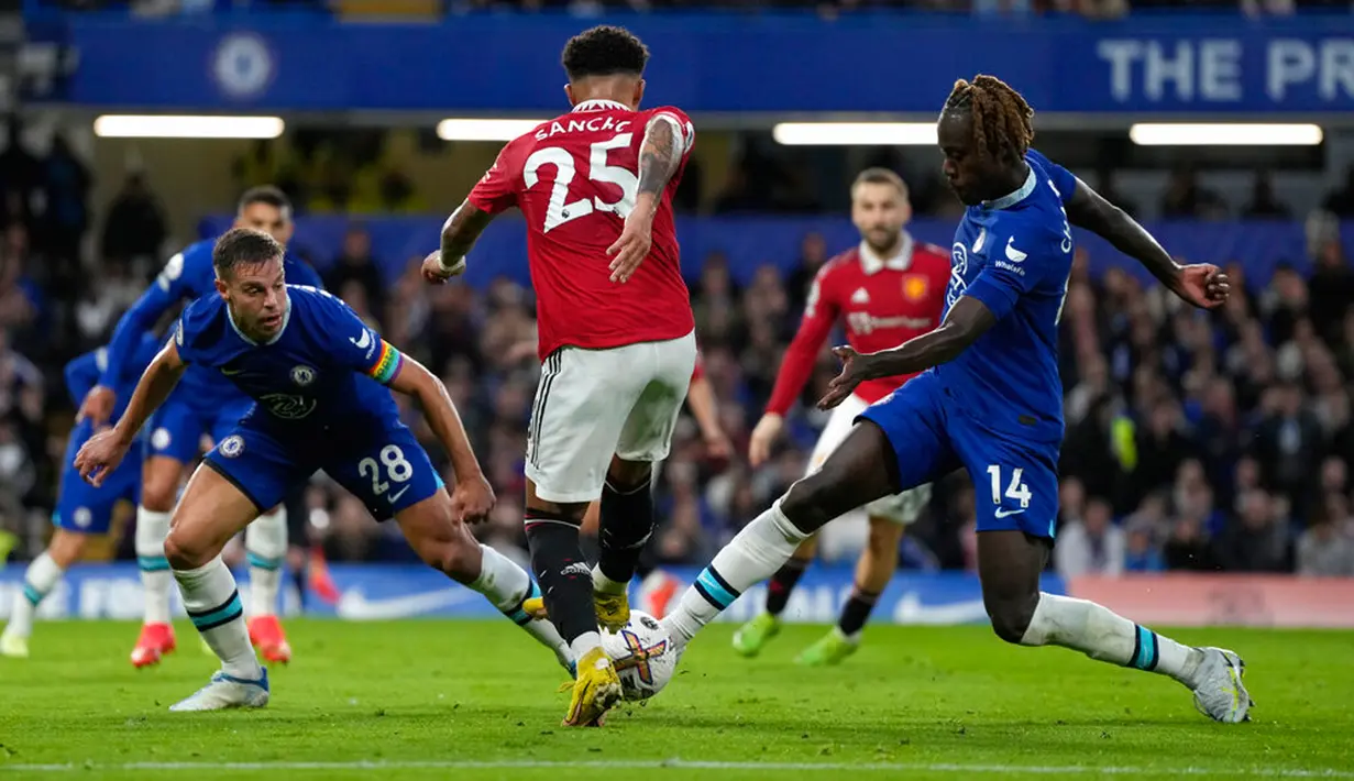 Pemain Manchester United Jadon Sancho (tengah) berebut bola dengan pemain Chelsea Trevoh Chalobah (kanan) dan Cesar Azpilicueta (kiri) pada pertandingan sepak bola Liga Inggris di Stadion Stamford Bridge, London, Inggris, 22 Oktober 2022. Pertandingan berakhir imbang dengan skor 1-1. (AP Photo/Frank Augstein)