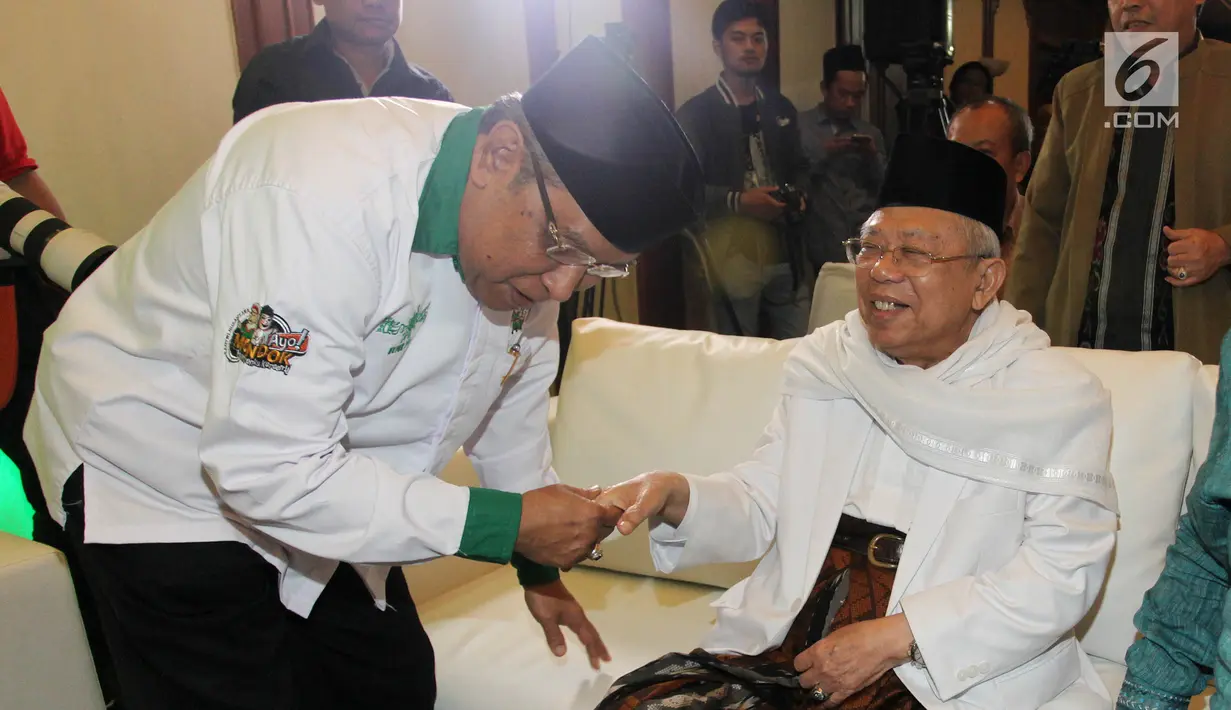  Ketua Umum PBNU KH Said Aqil Siradj berjabat tangan dengan Rais Aam PBNU KH Ma'ruf Amin saat menghadiri sekaligus membuka acara Grand Launcing hari Santri 2017 di Gedung PBNU, Jakarta, Kamis (10/8). (Liputan6.com/Johan Tallo)